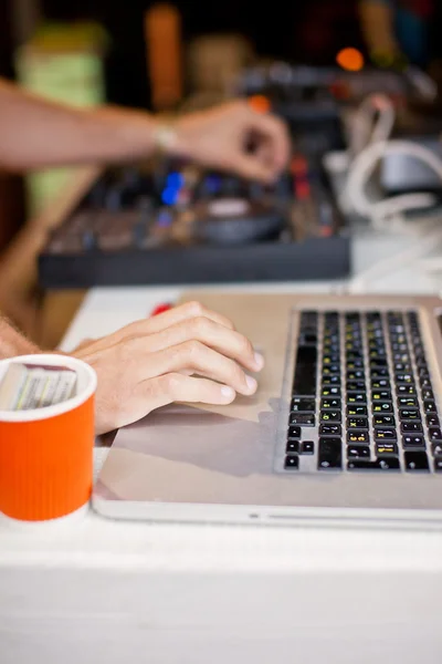 Dj mixare musica con notebook — Foto Stock