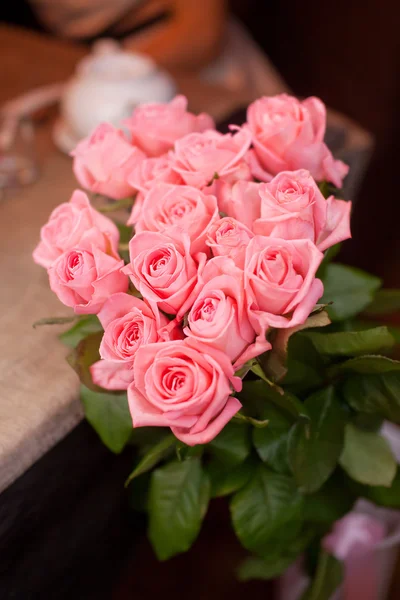 Bouquet de roses roses avec lampe — Photo