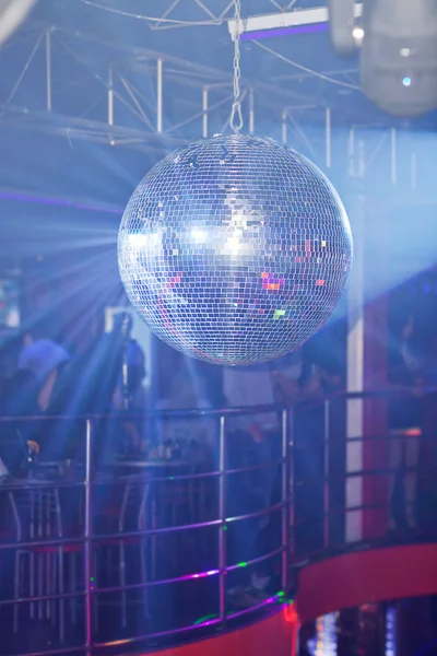 Bleu bola espejo rodando en el club nocturno — Foto de Stock