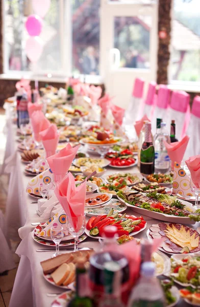 Feestzaal tabel met alcholoh drankjes geserveerd — Stockfoto