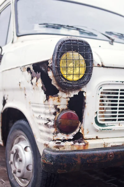 Photo en gros plan d'un camion blanc à ailes rouillées — Photo