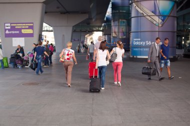 Havaalanı Boryspil, Ukrayna - 01 Eylül 2015: Bagaj turistlerle terminal havaalanına giderim