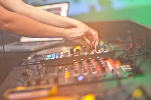 DJ mixování hudby na konzole — Stock fotografie