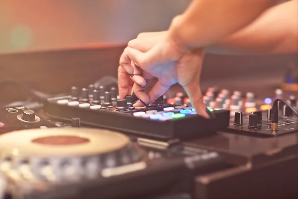 DJ mezclando música en la consola Fotos de stock libres de derechos