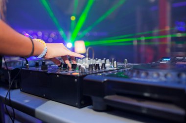 Dj müzik konsol karıştırma