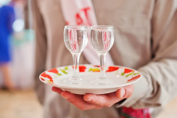 Twee glazen van wodka op een plaat — Stockfoto