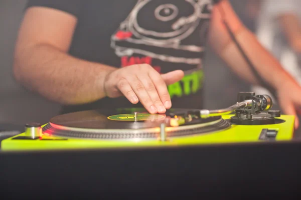 DJ mixen van muziek op vinyl record op de night club — Stockfoto