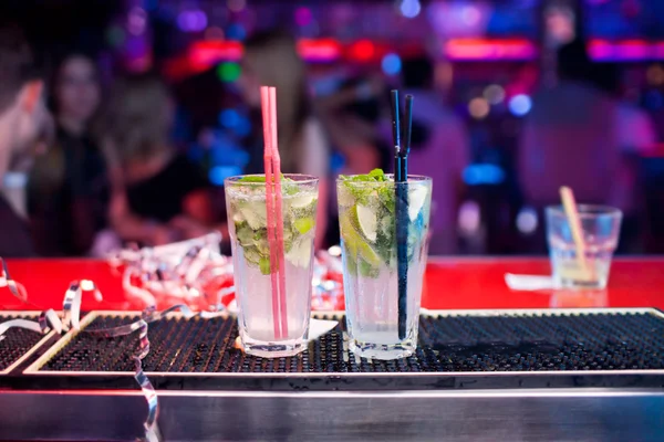 Dwóch Mojito koktajl bar licznika — Zdjęcie stockowe