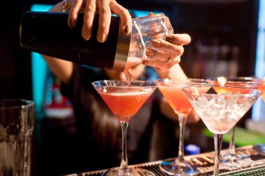 Gece kulübünde bir kokteyl kız barmen hazırlar