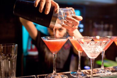 Gece kulübünde bir kokteyl kız barmen hazırlar