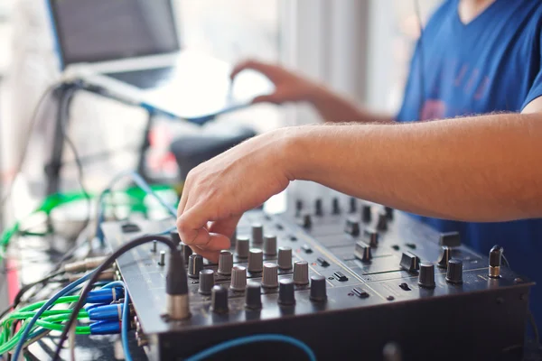 DJ mistura de música no console no clube noturno — Fotografia de Stock