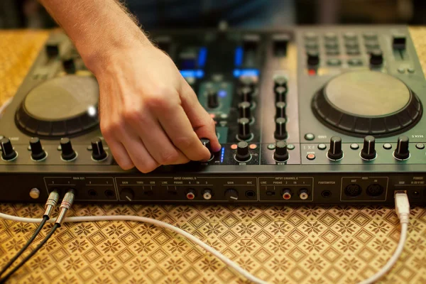 DJ mezclando música en la consola en el club nocturno —  Fotos de Stock