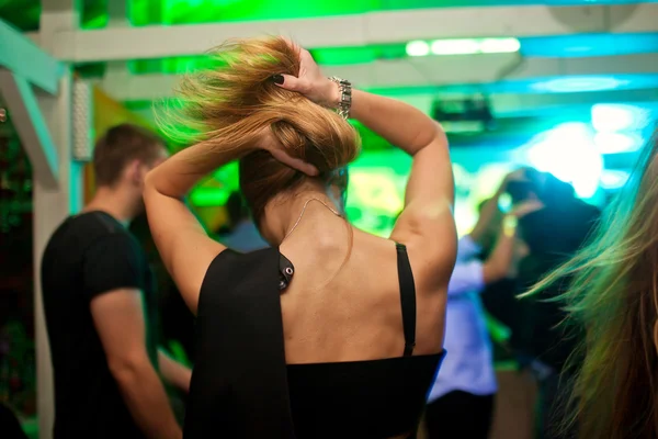 Mujeres bailando en el club nocturno — Foto de Stock