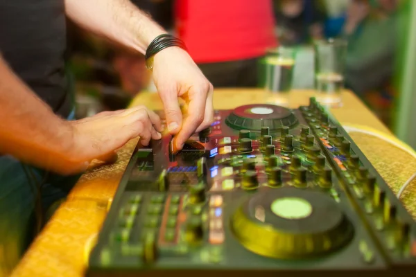 DJ keverés zene konzol az éjszakai klubban — Stock Fotó