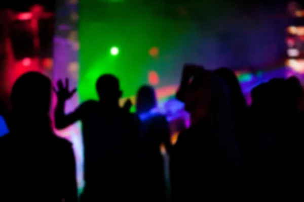 Silhouette di persone che ballano in discoteca a una festa — Foto Stock