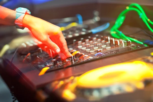 DJ muziek mixen op console in de nachtclub — Stockfoto