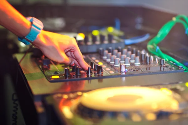 DJ mezclando música en la consola en el club nocturno —  Fotos de Stock