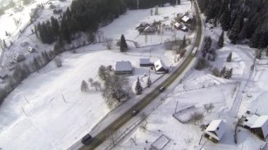 Kırsal Karpatya Dağları 'nda Karla kaplı yolun hava görüntüsü
