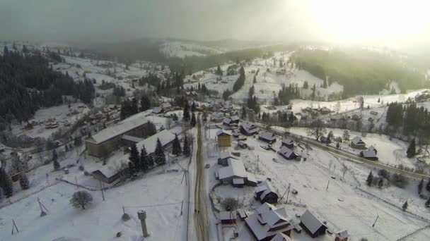 Tiro aéreo da estrada coberta de neve nas montanhas dos Cárpatos do campo — Vídeo de Stock