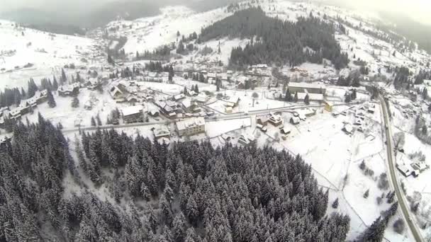 冬時間でカルパティア山脈の村の空中ショット — ストック動画