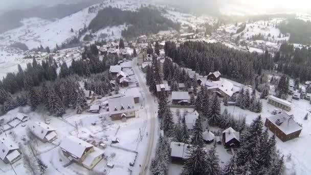 Foto aérea de la aldea en las montañas de los Cárpatos en invierno — Vídeo de stock