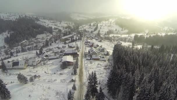 Fotografia aérea da aldeia nas montanhas dos Cárpatos no tempo de inverno — Vídeo de Stock
