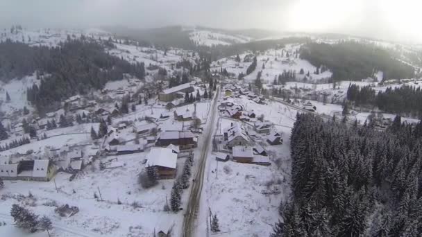 Foto aérea de la aldea en las montañas de los Cárpatos en invierno — Vídeos de Stock