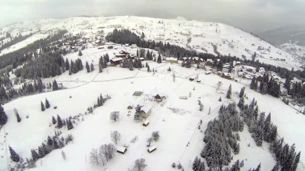 Vue aérienne du village dans les montagnes des Carpates en hiver — Video