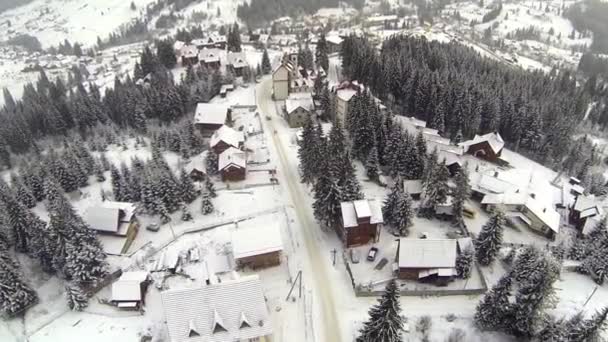 Vue aérienne du village dans les montagnes des Carpates en hiver — Video