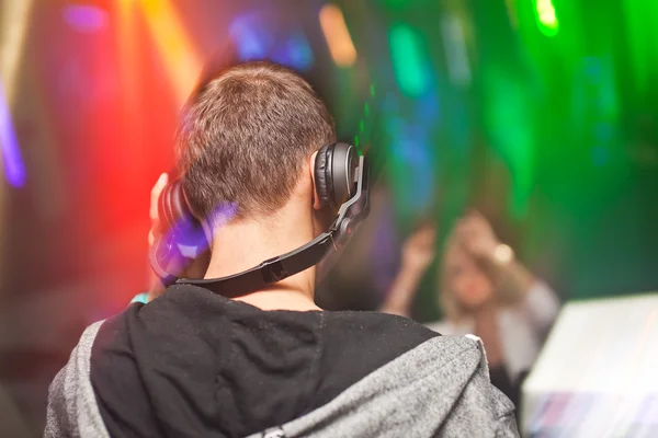 DJ che mixa musica su console al night club — Foto Stock