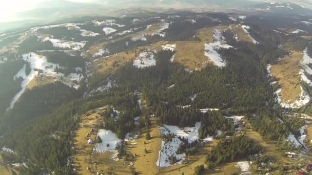 Antenn skott av barrskog i Karpaterna, våren — Stockvideo