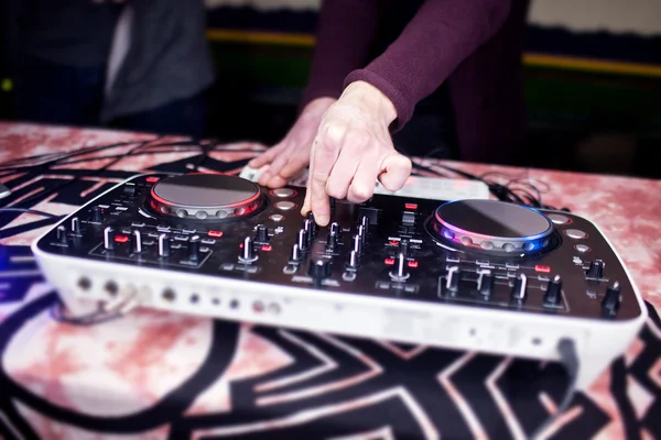 DJ mezclando música en la consola en el club nocturno — Foto de Stock