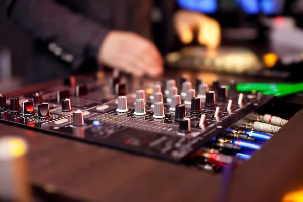 DJ mezclando música en la consola en el club nocturno — Foto de Stock