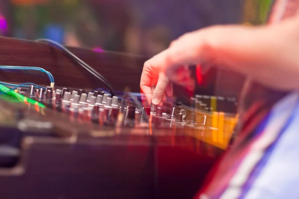DJ mixování hudby na konzoli v nočním klubu — Stock fotografie