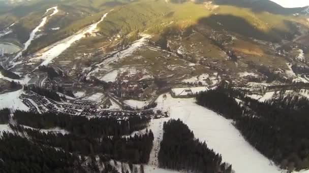 空中射击的滑雪胜地 Bukovel 与雪覆盖山坡在春天 — 图库视频影像