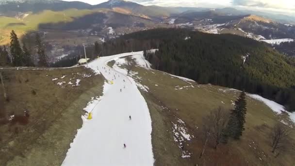 Luftaufnahme vom Skifahren im Skigebiet Bukovel — Stockvideo