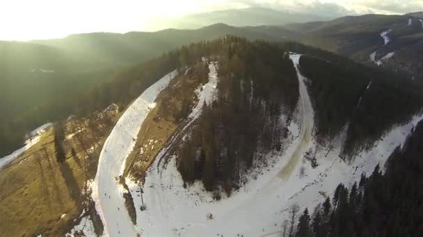 Luftaufnahme vom Skifahren im Skigebiet Bukovel — Stockvideo