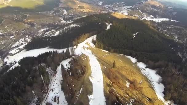 Zdjęcia lotnicze zjazdów na nartach w ośrodku narciarskim Bukovel — Wideo stockowe