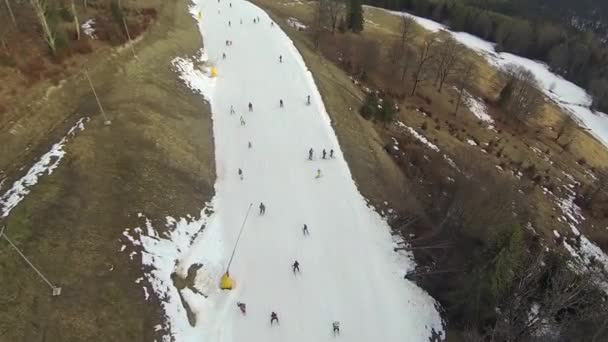 Luchtfoto van het skiën in het skigebied van Boekovel — Stockvideo