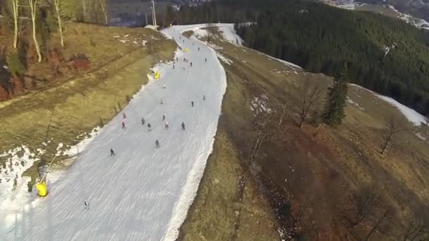 Luftaufnahme vom Skifahren im Skigebiet Bukovel — Stockvideo