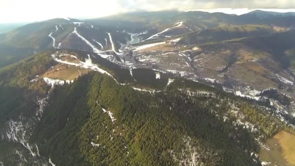 Antenn skott av skidorten Bukovel med snö täckta sluttningarna på våren — Stockvideo