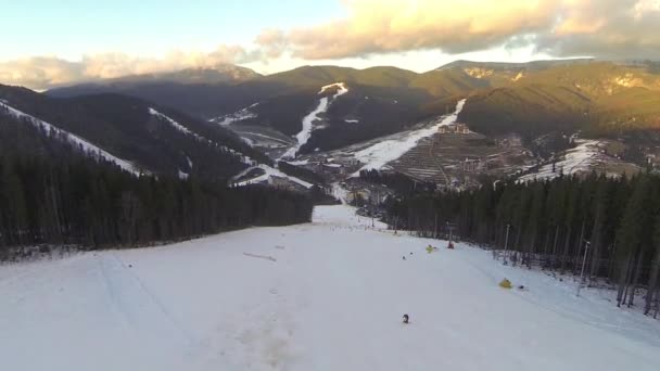 Vue aérienne du ski alpin dans la station de ski de Bukovel 