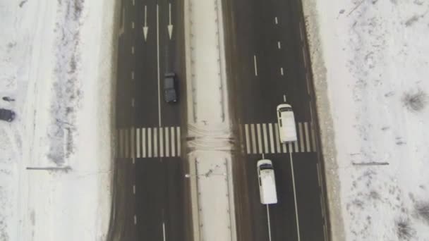 Vue aérienne de l'autoroute avec des voitures en hiver 