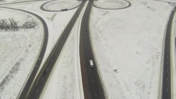 A tomada aérea da câmera segue o carro no inverno — Vídeo de Stock