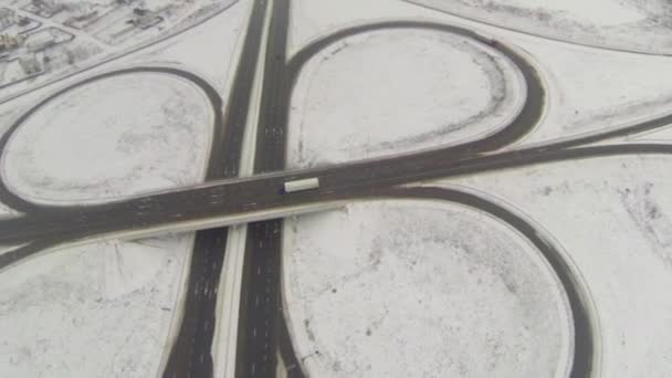 Luchtfoto van camera volgt de auto in de winter — Stockvideo