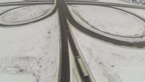 Antenn skott av kameran följer bilen i vinter — Stockvideo