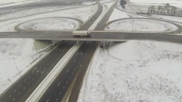 Zdjęcia lotnicze z aparatu następuje samochodu w zimie — Wideo stockowe