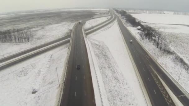 Luchtfoto van de circulaire motorway kruising — Stockvideo