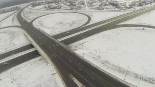 Вид с воздуха на перекресток кольцевой автомагистрали — стоковое видео