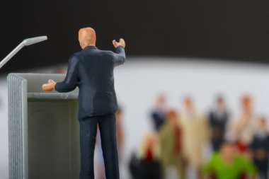 bir seçimi sırasında kalabalığa konuşan politikacının minyatür heykelcik